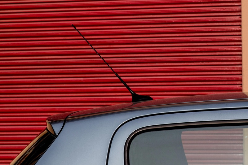 mast antenna on a car