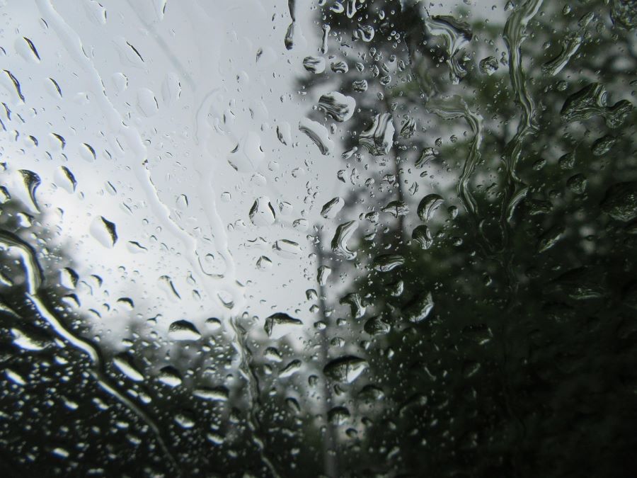 Windscreen with no hydrophobic coating from silicone wiper blades.