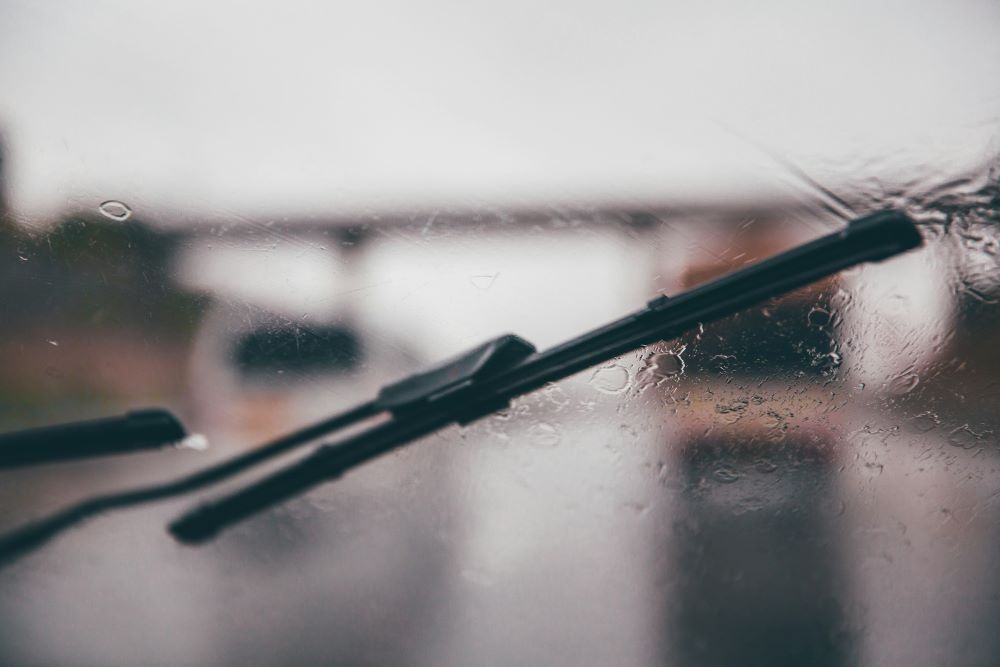 Spoiler wiper blade on wet windscreen